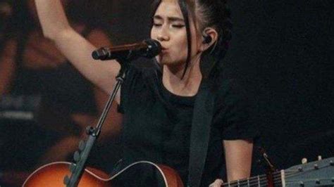 Lirik dan Arti Lagu Take A Chance With Me .